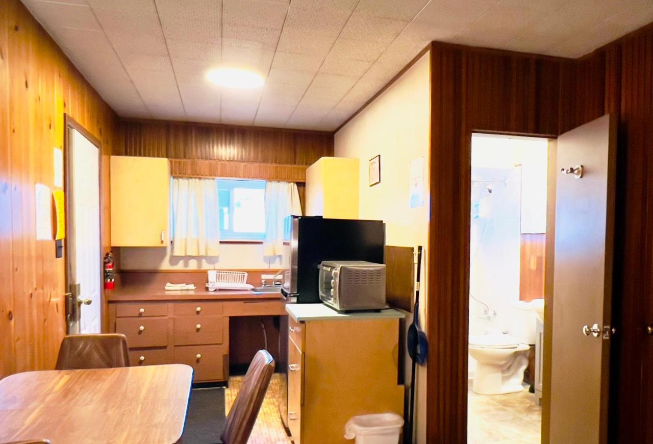 Airport Inn Quesnel Kültér fotó