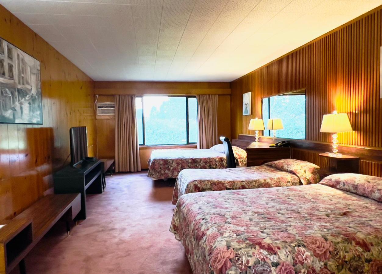 Airport Inn Quesnel Kültér fotó
