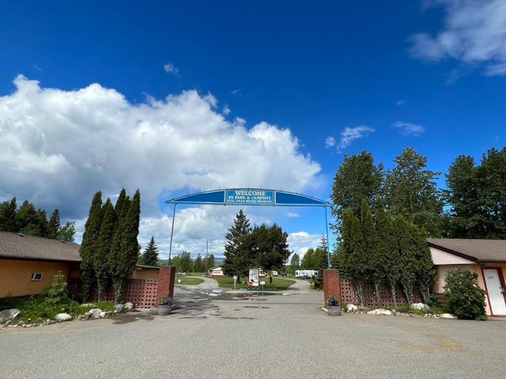 Airport Inn Quesnel Kültér fotó
