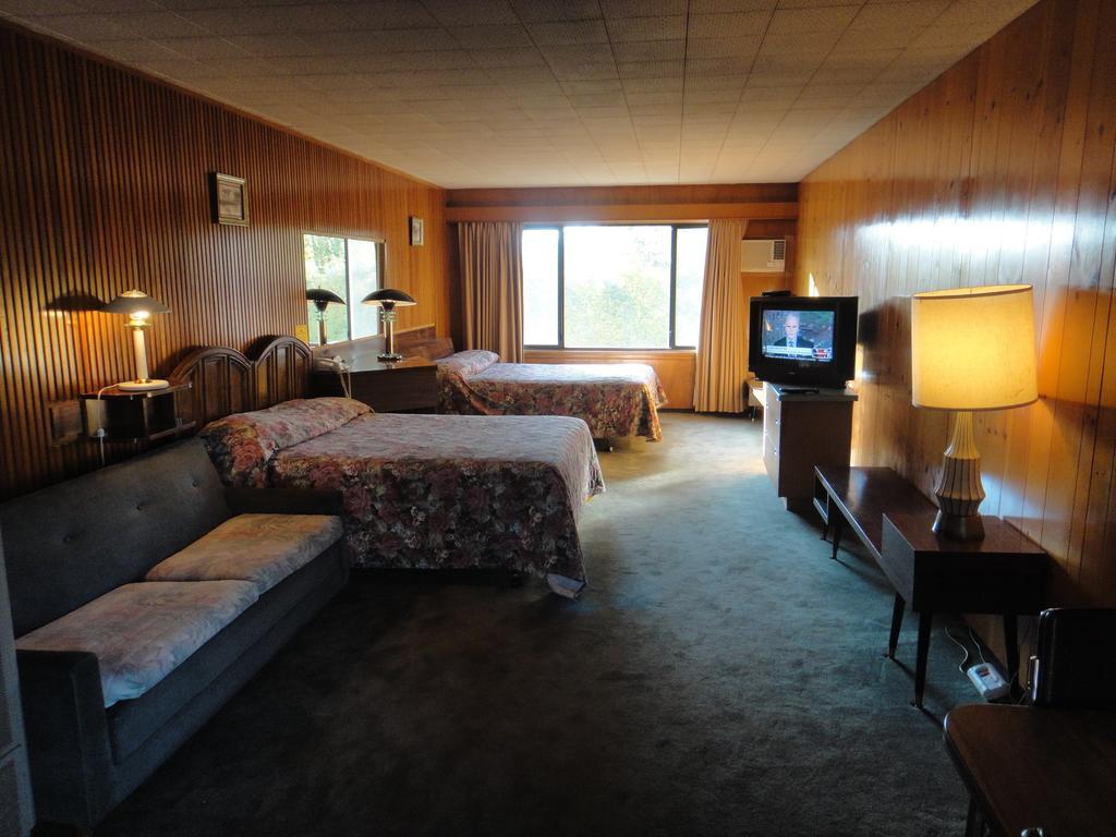 Airport Inn Quesnel Szoba fotó