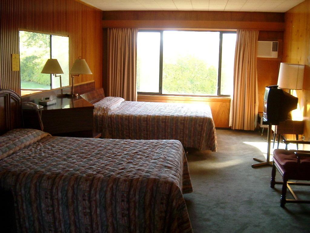 Airport Inn Quesnel Kültér fotó