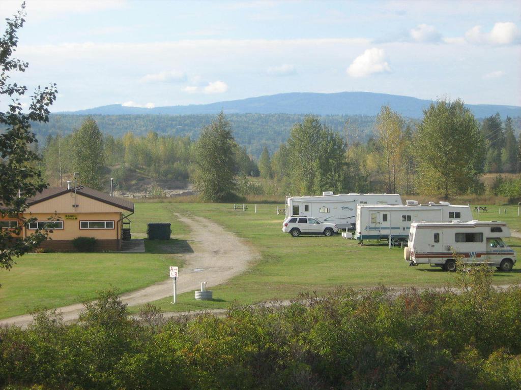 Airport Inn Quesnel Kültér fotó