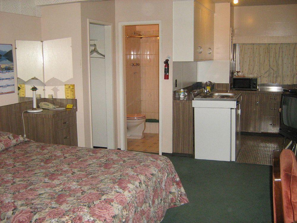 Airport Inn Quesnel Kültér fotó