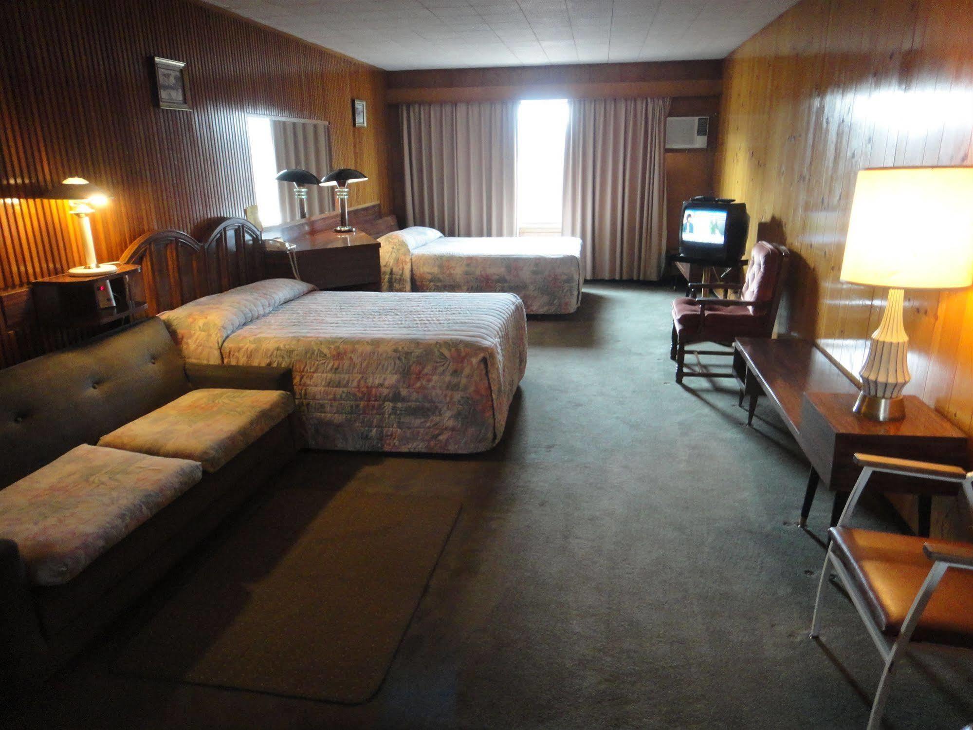 Airport Inn Quesnel Kültér fotó