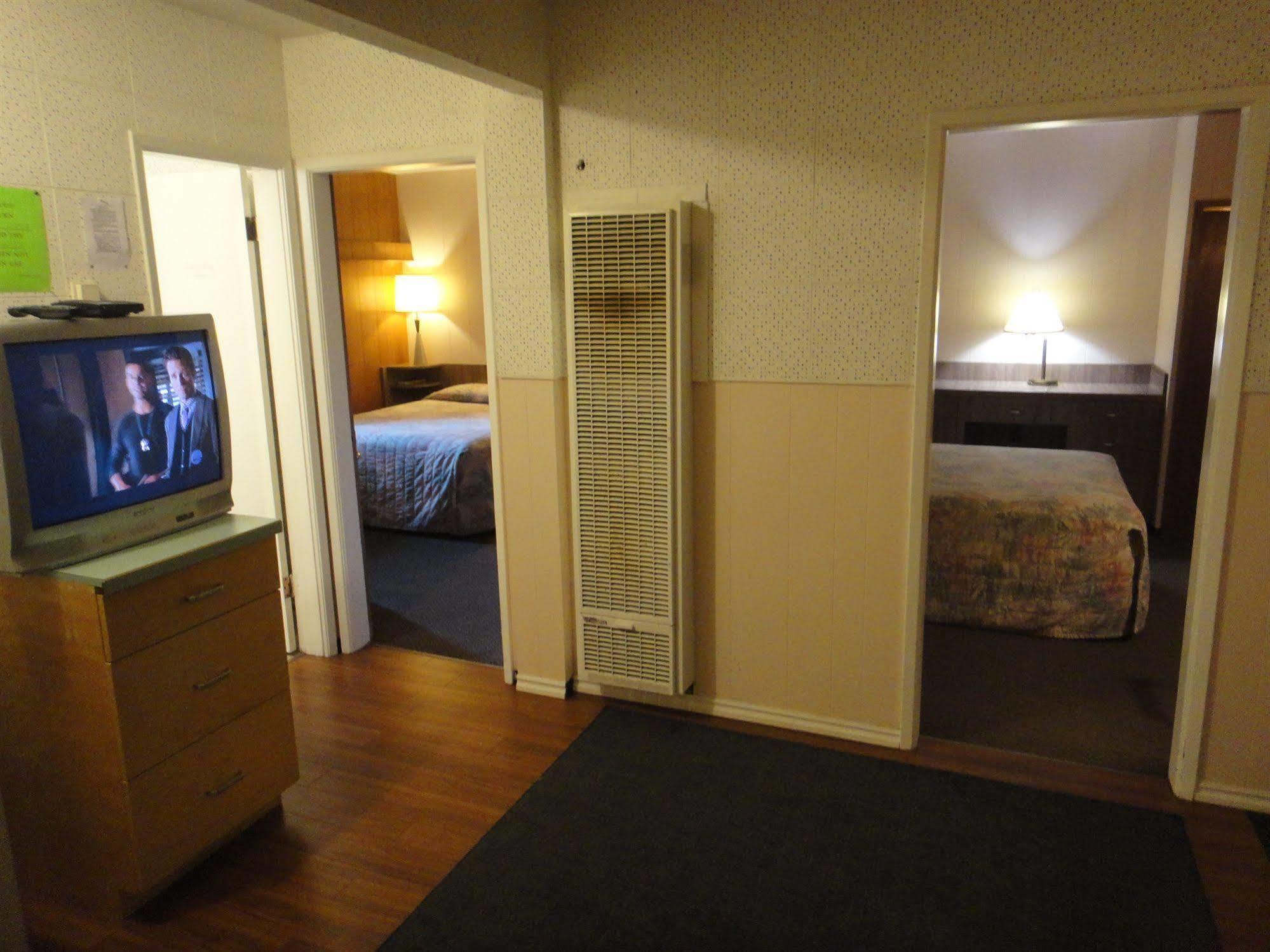 Airport Inn Quesnel Kültér fotó