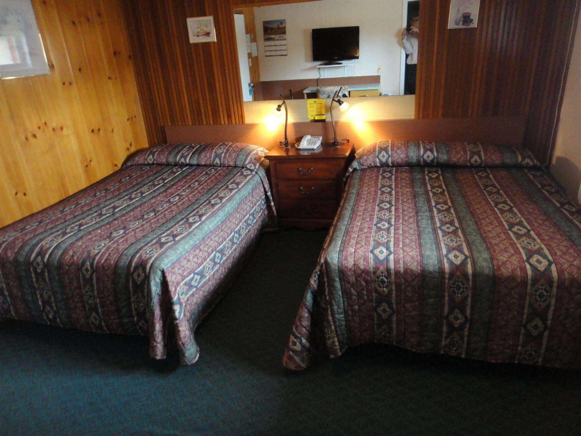 Airport Inn Quesnel Kültér fotó
