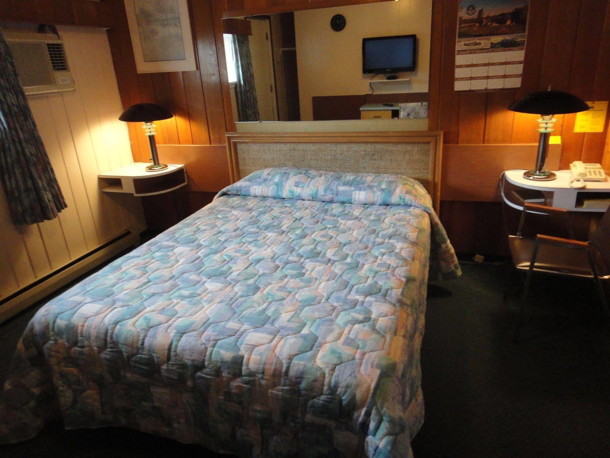 Airport Inn Quesnel Kültér fotó