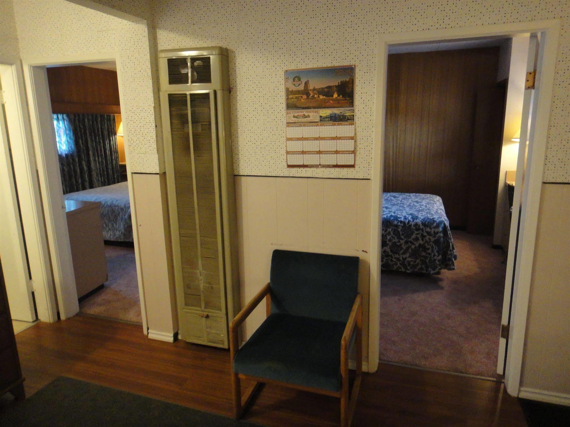 Airport Inn Quesnel Kültér fotó