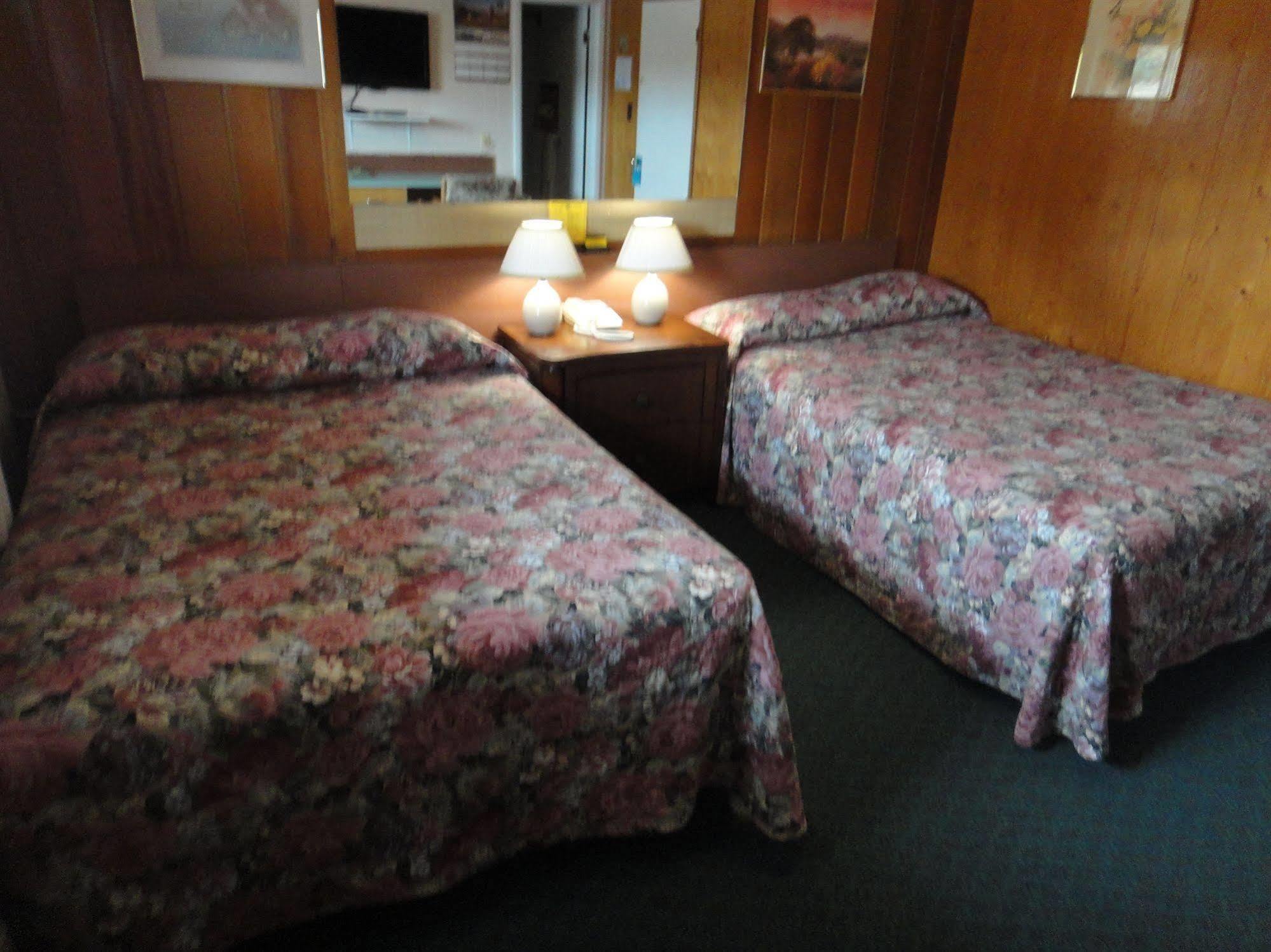 Airport Inn Quesnel Kültér fotó