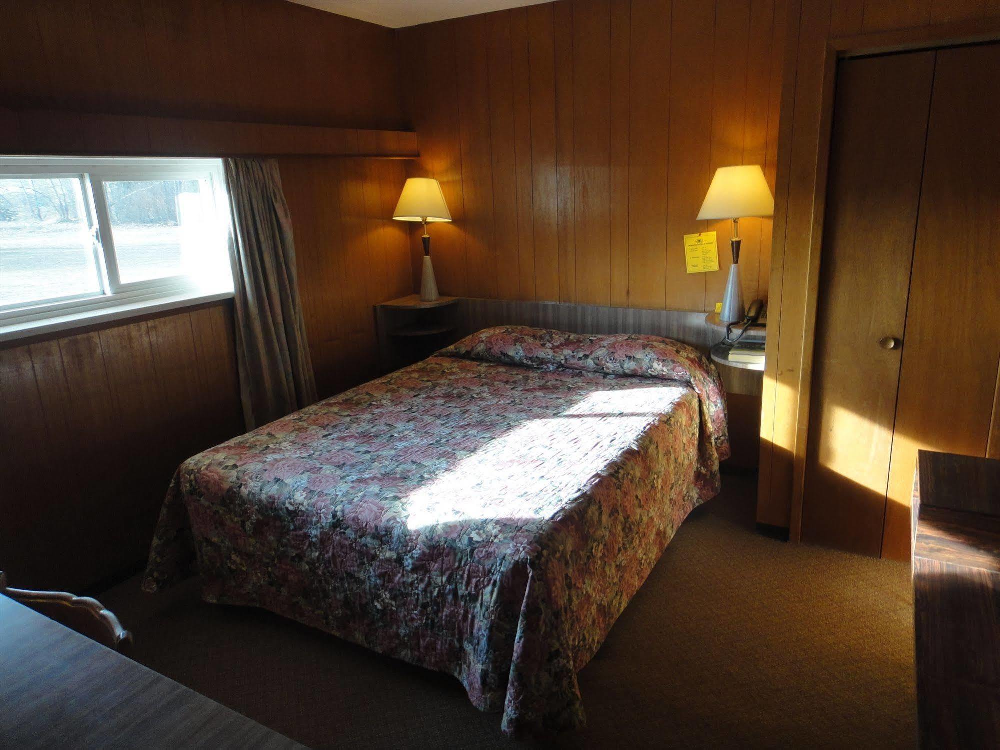 Airport Inn Quesnel Kültér fotó