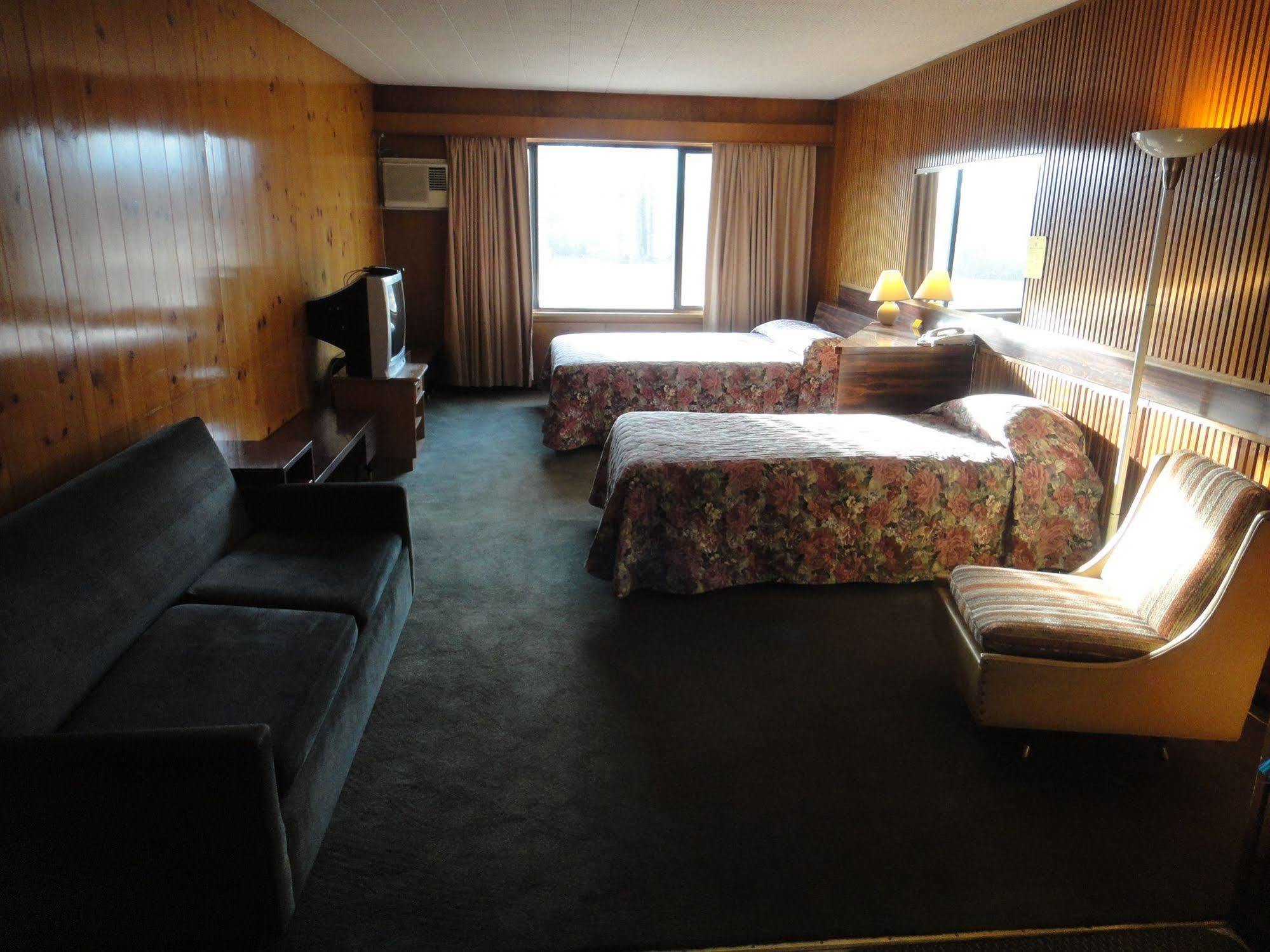 Airport Inn Quesnel Kültér fotó