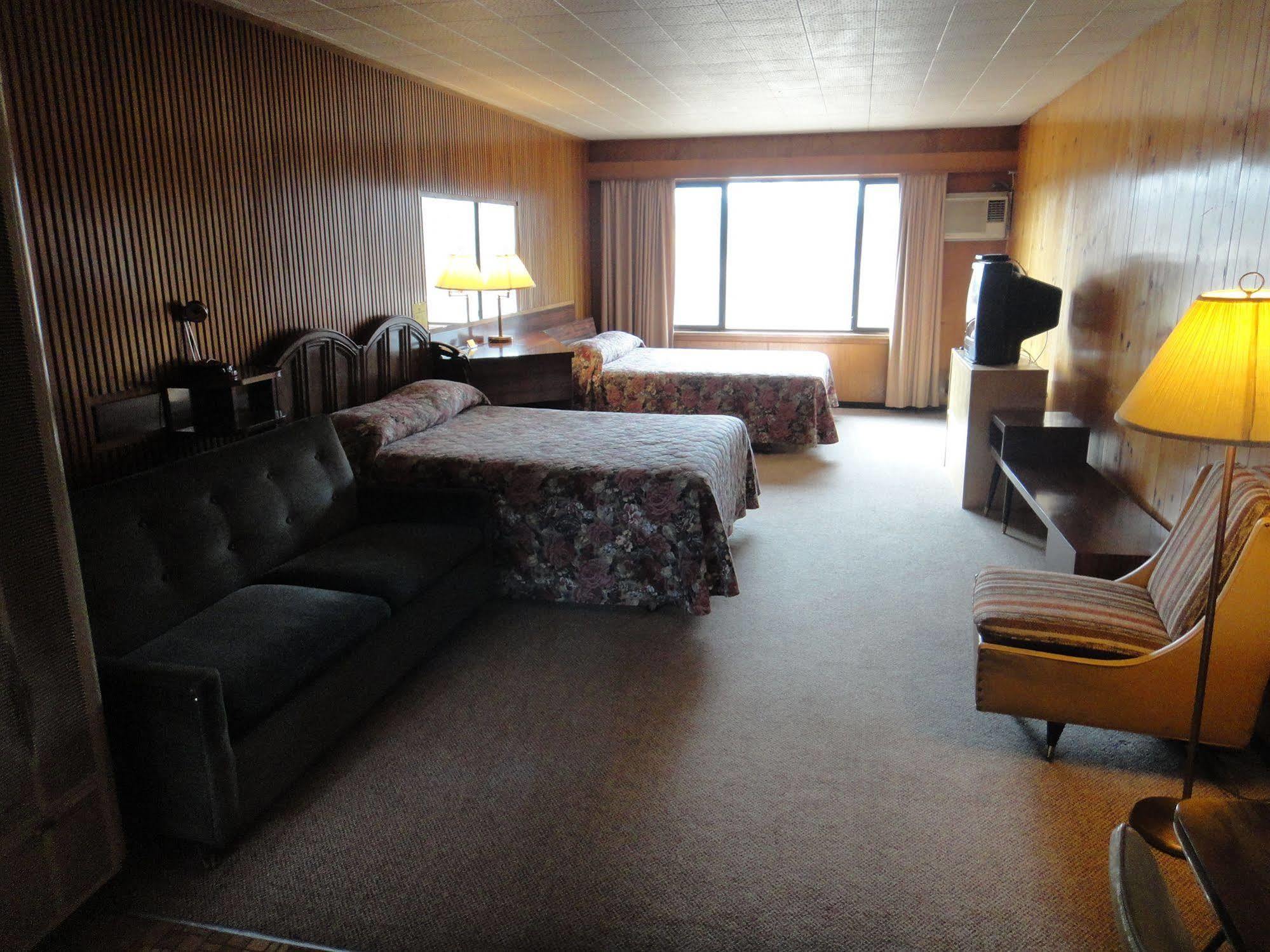 Airport Inn Quesnel Kültér fotó