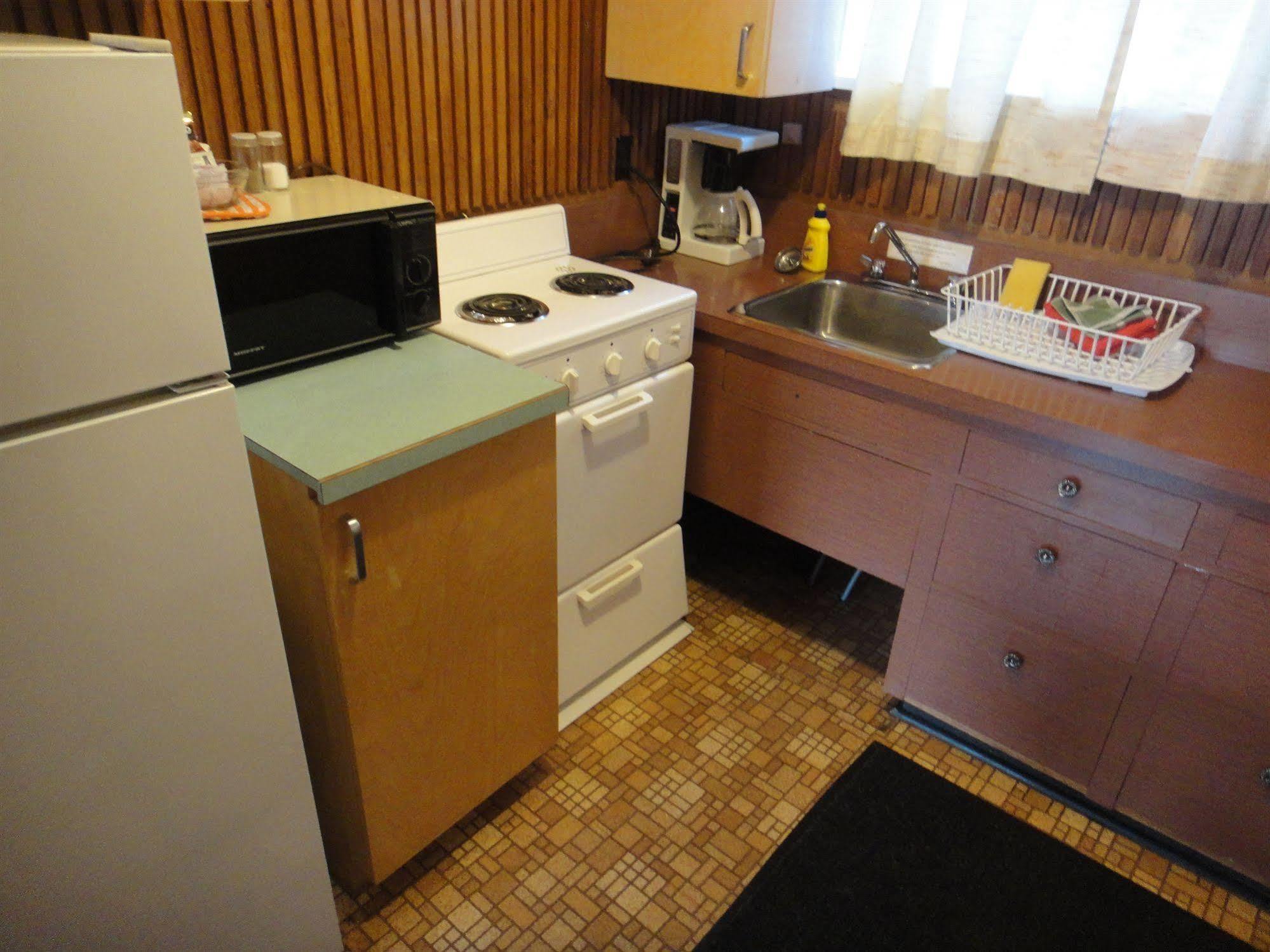 Airport Inn Quesnel Kültér fotó