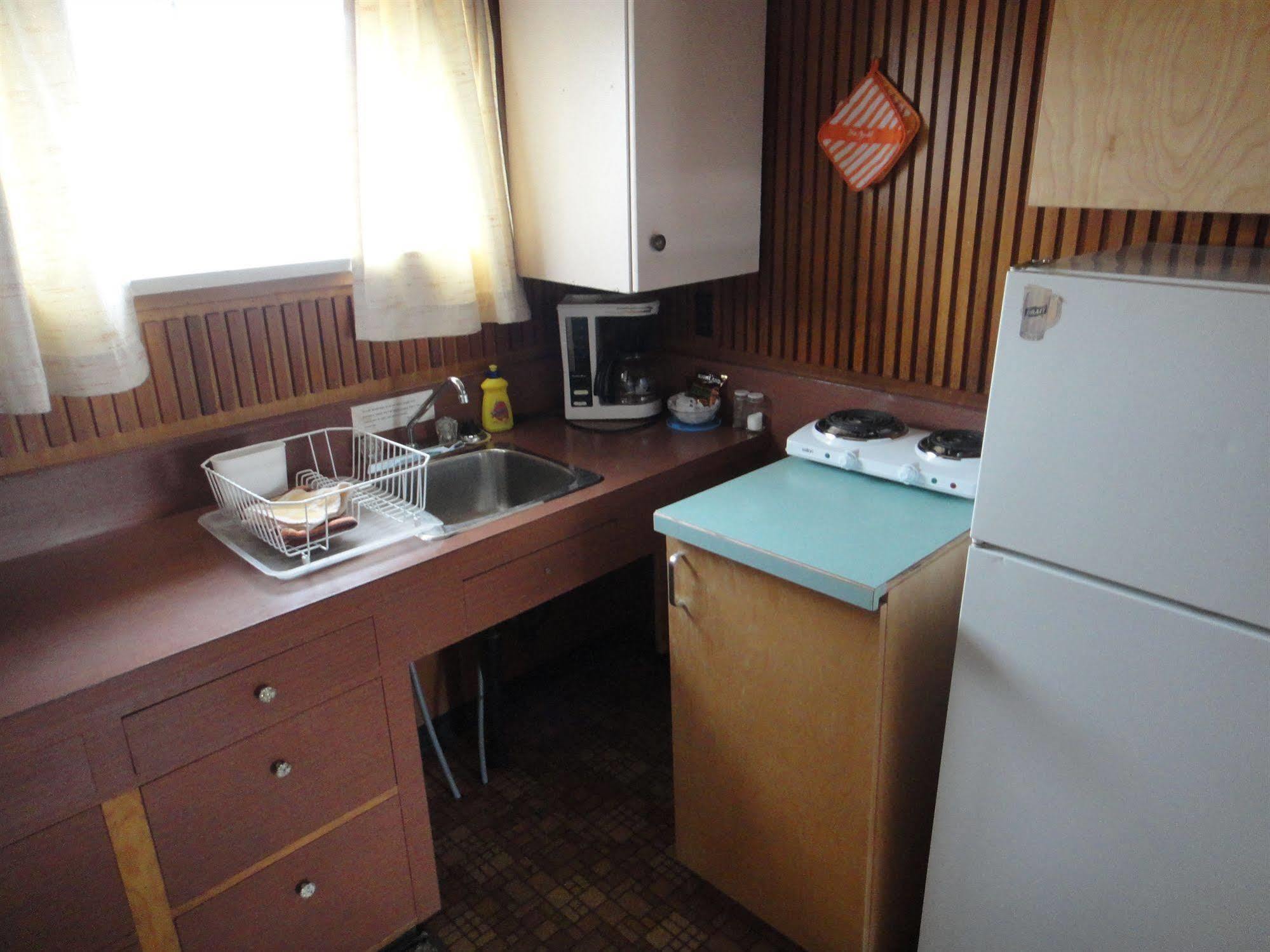 Airport Inn Quesnel Kültér fotó