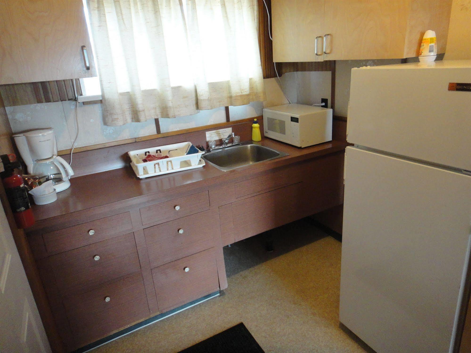Airport Inn Quesnel Kültér fotó